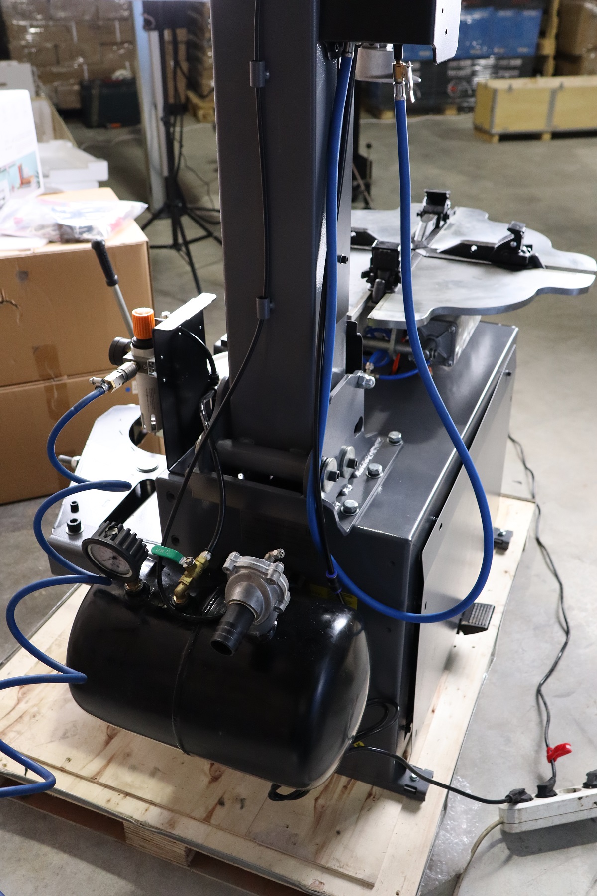KraftWell KRW25A/220 Шиномонтажный станок автомат 10-28"